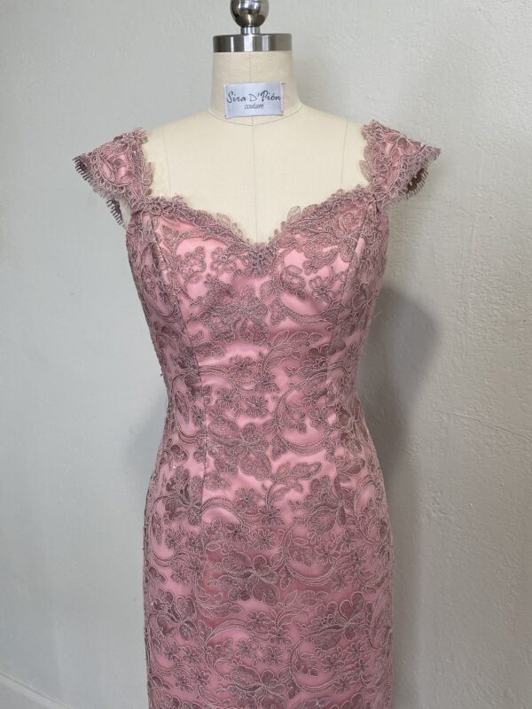 short mother of the bride knee lenght, lace dress, dusty pink